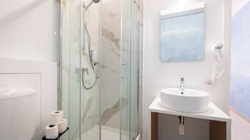 Chambre Quadruple Standard | Salle de bain | Douche, toilettes avec bidet électronique