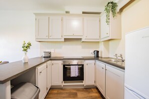 Private kitchen - Spacious Galway Stay with 3 Private En-Suite Bedroom (Galway)