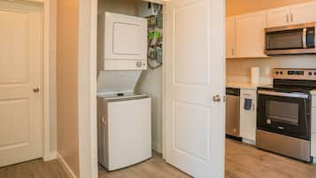 Luxury Apartment, 1 King Bed, Air conditioning | Laundry
