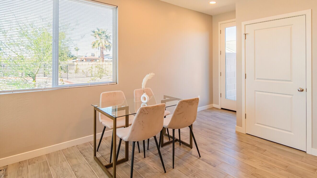 Luxury Apartment, 1 King Bed, Air conditioning | In-room dining