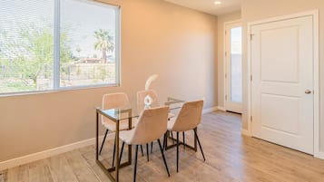 Luxury Apartment, 1 King Bed, Air conditioning | In-room dining