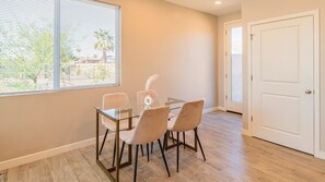 Luxury Apartment, 1 King Bed, Air conditioning | In-room dining