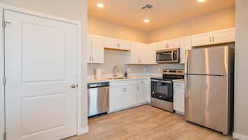 Luxury Apartment, 1 King Bed, Air conditioning | Private kitchen | Full-sized fridge, microwave, coffee/tea maker, toaster