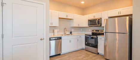 Luxury Apartment, 1 King Bed, Air conditioning | Private kitchen | Full-size fridge, microwave, coffee/tea maker, toaster