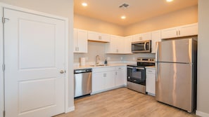 Luxury Apartment, 1 King Bed, Air conditioning | Private kitchen | Full-size fridge, microwave, coffee/tea maker, toaster - Luxury Stay 20mins to State Farm Stadium (Glendale)