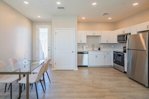 In-room dining - Luxury Stay 20mins to State Farm Stadium (Glendale)