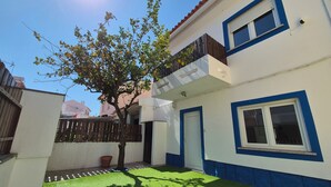 A residential building with a balcony, a door, and a window. - Casa do Limoeiro 4-bdr house in a quiet square, 10 min walk from Cascais center. (Cascais)