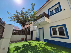 A residential building with a balcony, a door, and a window. - Casa do Limoeiro 4-bdr house in a quiet square, 10 min walk from Cascais center. (Cascais)