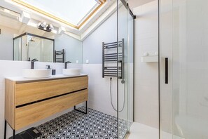 Hair dryer, towels, soap, toilet paper - Casa do Limoeiro 4-bdr house in a quiet square, 10 min walk from Cascais center. (Cascais)