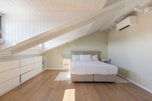 4 bedrooms, iron/ironing board, travel cot, free WiFi - Casa do Limoeiro 4-bdr house in a quiet square, 10 min walk from Cascais center. (Cascais)