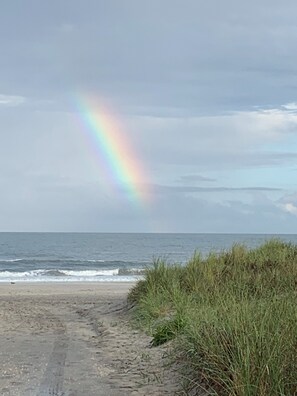 Beach nearby, sun-loungers - "Your Beach Escape - Beach Block - 5 minute walk until you’re on the sand." (Brigantine)