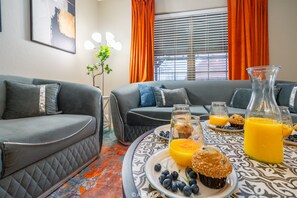 Una Smart TV, una mesa de tenis de mesa