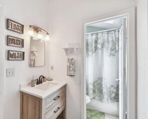 Sèche-cheveux, serviettes fournies, papier toilette