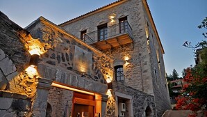 Un edificio de piedra con puerta de madera y balcón.