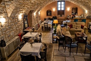 Dining - Gioma Garden Villas (Leondari Arcadia)