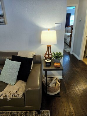 Living area - 2-bedroom 1-bath house with WiFi and Washer/Dryer in Borger TX (Borger)