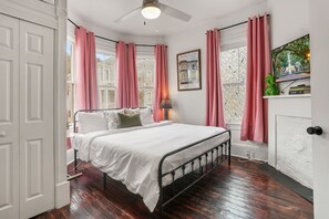 4 bedrooms, desk, iron/ironing board, free WiFi - Walk to Forsyth * Dogs OK * Savannah Home * Free Parking for 2 Cars (Savannah)