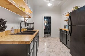 Fridge, microwave, oven, stovetop - Walk to Forsyth * Dogs OK * Savannah Home * Free Parking for 2 Cars (Savannah)
