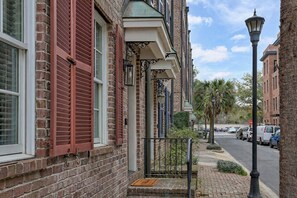 Exterior detail - Savannah Home, Sleeps 6, Prime Location (Savannah)
