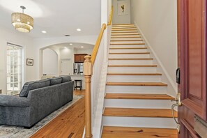 Interior - Savannah Home, Sleeps 6, Prime Location (Savannah)