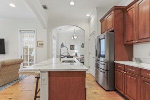 Fridge, microwave, oven, stovetop - Savannah Home, Sleeps 6, Prime Location (Savannah)