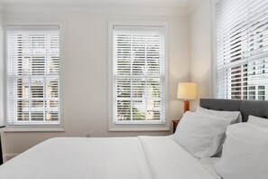 3 bedrooms, desk, iron/ironing board, free WiFi - Savannah Home, Sleeps 6, Prime Location (Savannah)