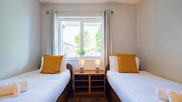 3 bedrooms, iron/ironing board, WiFi, bed sheets