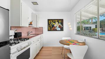 Deluxe-Studiosuite, Bergblick | Eigene Küche