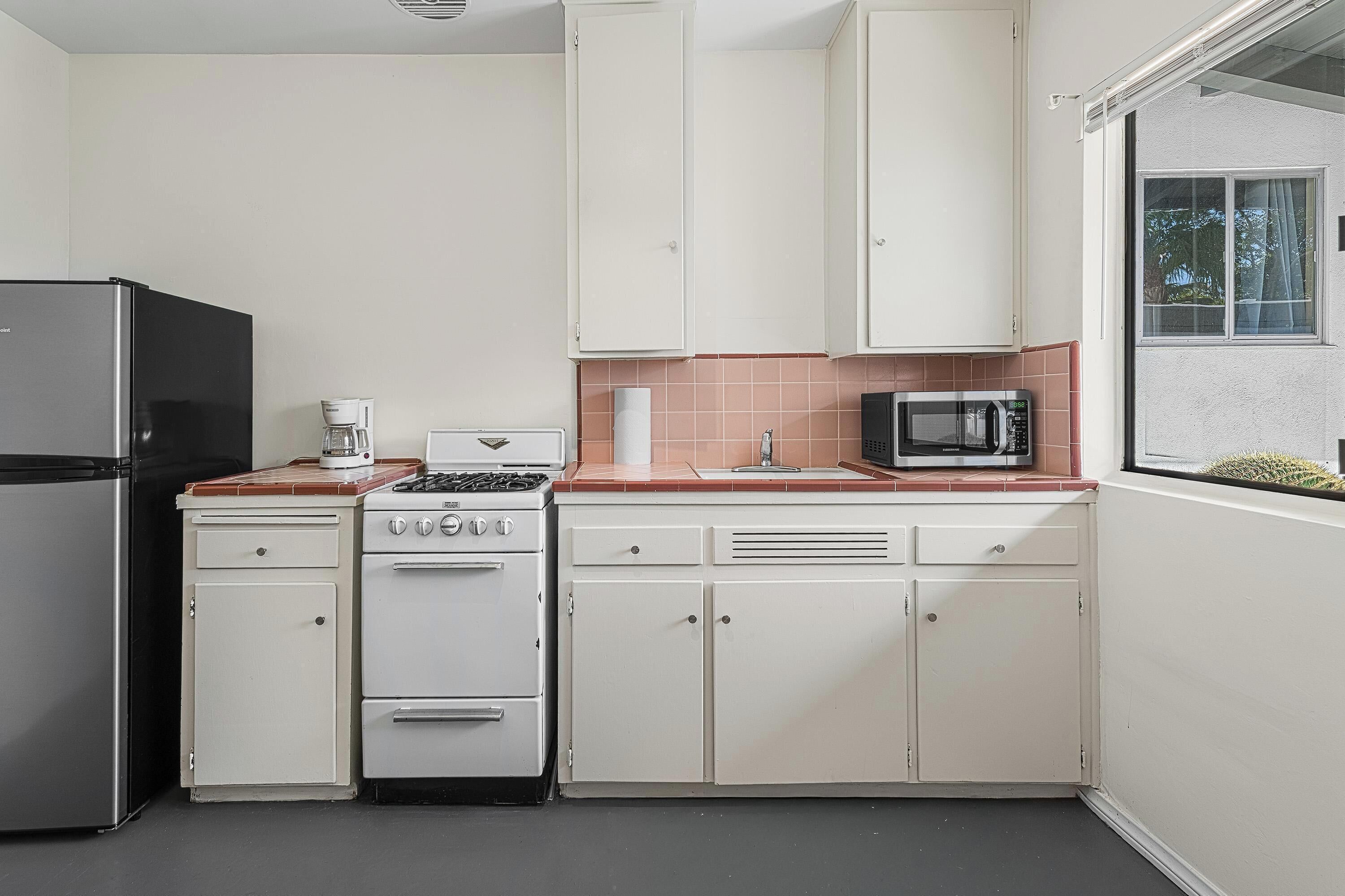 Deluxe Double Room, Courtyard View | Private kitchen