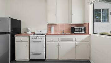 Deluxe Double Room, Courtyard View | Private kitchen