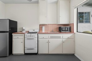 Deluxe Double Room, Courtyard View | Private kitchen