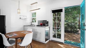 Deluxe Studio Suite, Courtyard View | Private kitchen