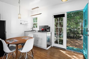 Deluxe-Studiosuite, Blick auf den Innenhof | Eigene Küche