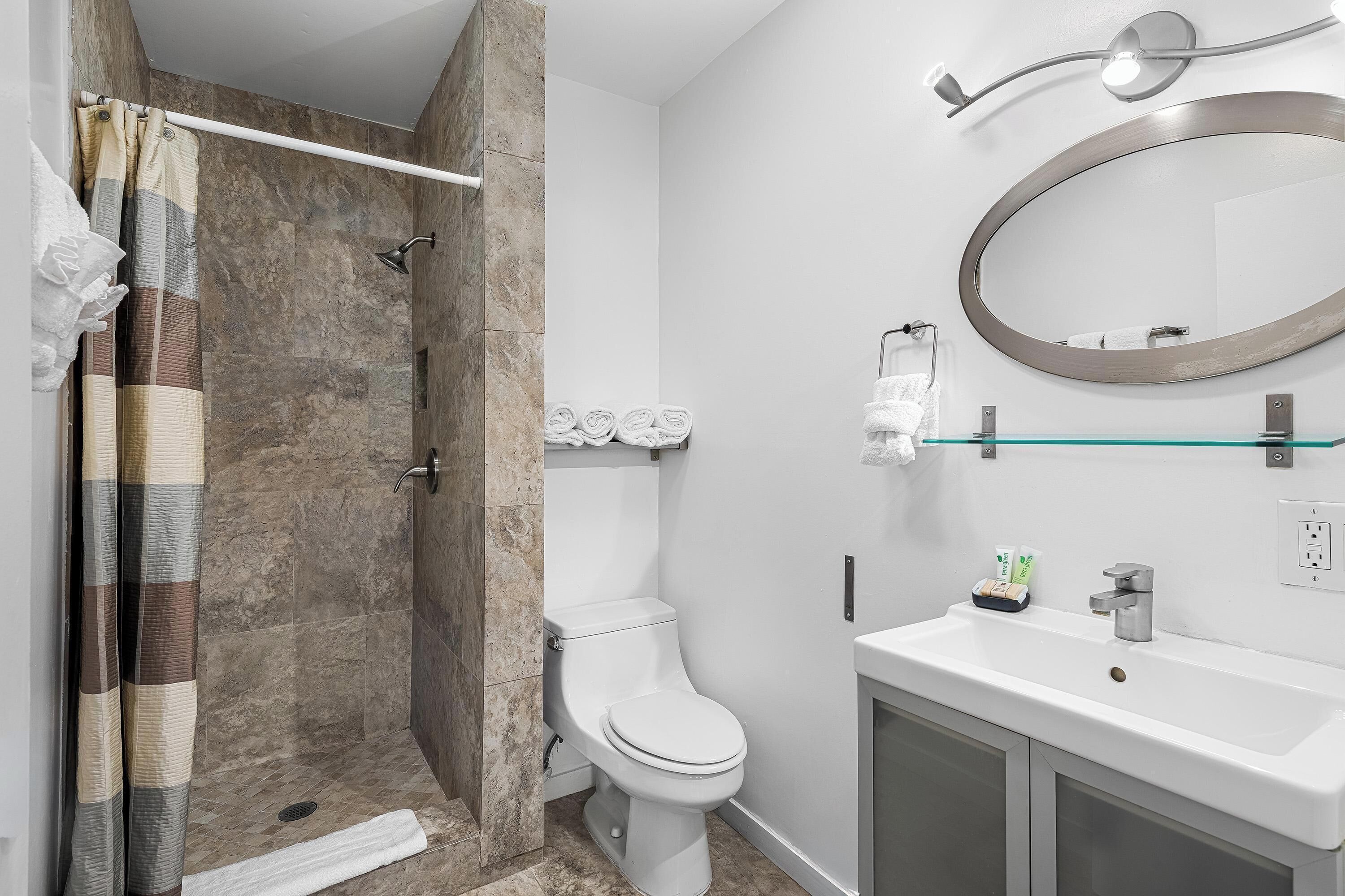 Deluxe-Studiosuite, Blick auf den Innenhof | Badezimmer | Dusche, kostenlose Toilettenartikel, Haartrockner, Handtücher