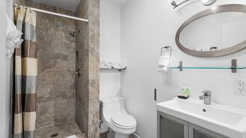 Deluxe-Studiosuite, Blick auf den Innenhof | Badezimmer | Dusche, kostenlose Toilettenartikel, Haartrockner, Handtücher