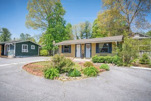 Exterior - Cozy hotel room in nice Hendersonville with AC (Hendersonville)