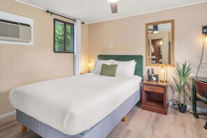 Room - Cozy hotel room in nice Hendersonville with AC (Hendersonville)