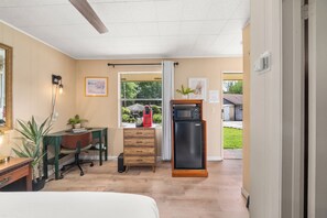 Room - Cozy hotel room in nice Hendersonville with AC (Hendersonville)