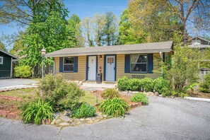 Exterior - Queen Hotel Rm 5 mins to Downtown Hendo/Flat Rock (Hendersonville)