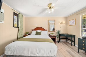 1 bedroom, iron/ironing board, WiFi, bed sheets - Queen Hotel Rm 5 mins to Downtown Hendo/Flat Rock (Hendersonville)