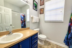 Hair dryer, towels, soap, toilet paper - Spacious 3-bedroom apartment in cool Kissimmee with AC and gym (Kissimmee)