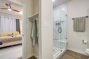 Shower, hair dryer, towels, soap - 3BR Granbury Retreat, King Suite, Gated Community with Amenities and Lake access (Granbury)