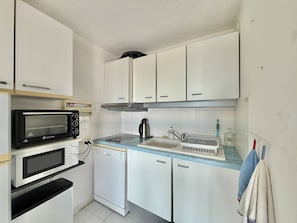 Fridge, oven, cookware/dishes/utensils - CAP D'AGDE - Plage Richelieu / Réf 299 (CAP D'AGDE)