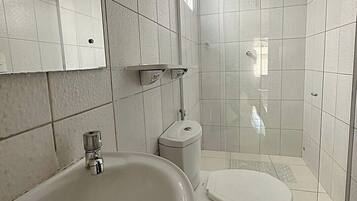 Dusche, HandtĂŒcher, Seife, Toilettenpapier