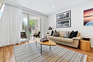 TV - Boutique 1-Bedroom Apartment on Hastings Street (Noosa Heads)