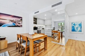 Dining - Boutique 1-Bedroom Apartment on Hastings Street (Noosa Heads)