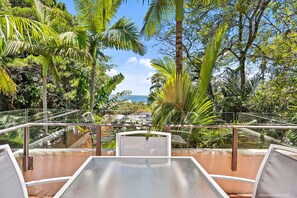 Outdoor dining - Bright Ocean Horizon Escape (Noosa Heads)
