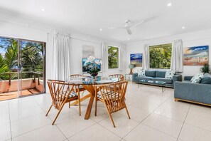 TV - Bright Ocean Horizon Escape (Noosa Heads)