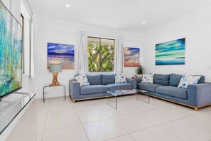 TV - Bright Ocean Horizon Escape (Noosa Heads)