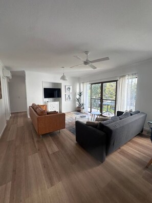 TV - Endless Summer 2BR Apartment with Private Beach (Noosa Heads)